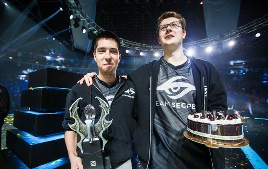 Royal Never Give Up 官方推特：我们离破产还远着呢。拿个假奖杯总比一无所有好吧？