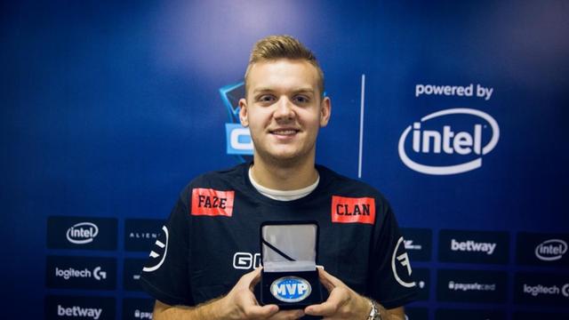 姿态塞拉斯毁天灭地 小钰狗头团战乱敲 姿态队1-0PYL队